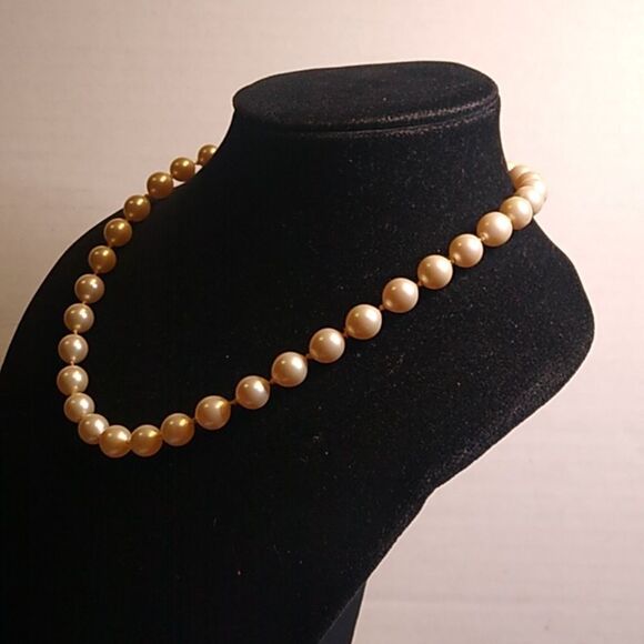 Vintage Vendome Floral Clasp Cream Pearl Knotted Necklace Cottagecore - Picture 2 of 10